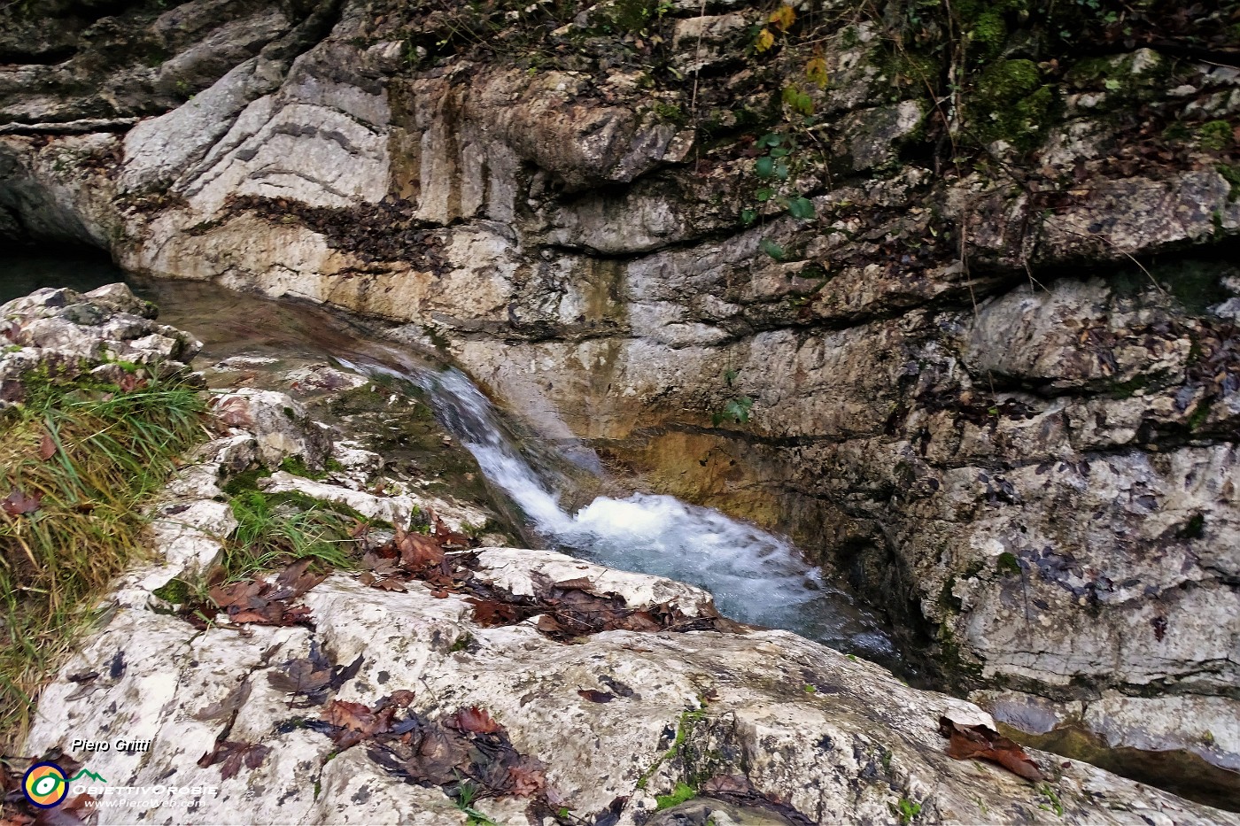 17 Il torrente forma belle cascatelle e pozze.JPG